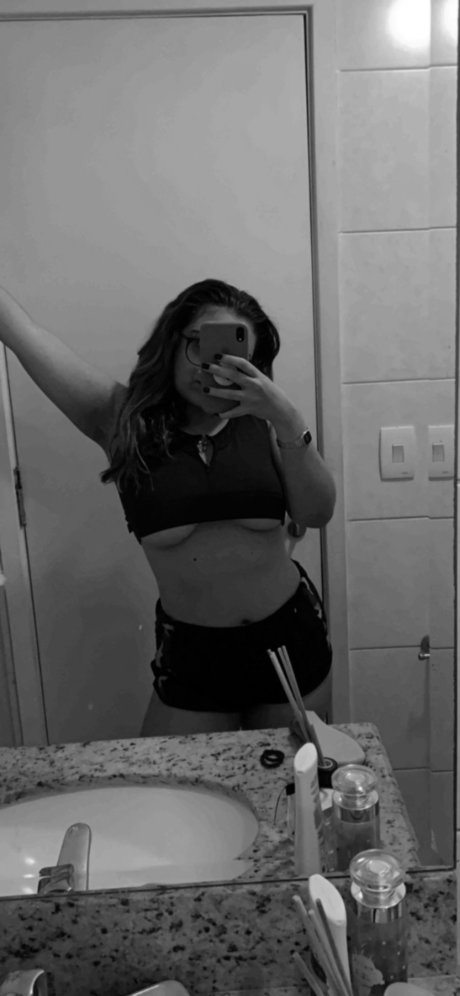 Lari_ model nudes image