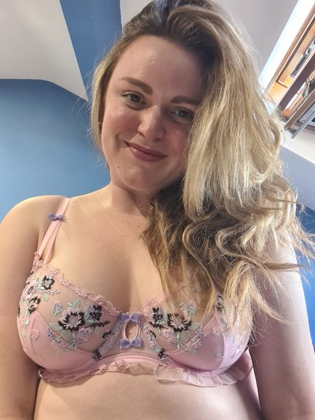 Sashsta model naked pic