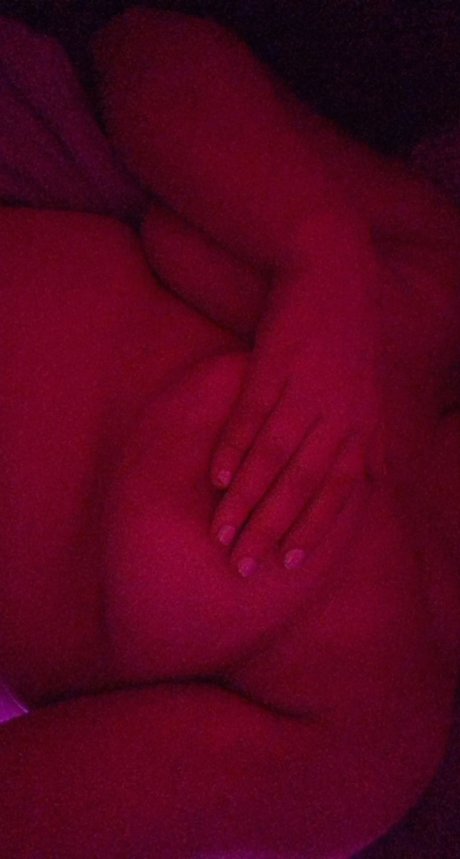 Lily Luna adult model image