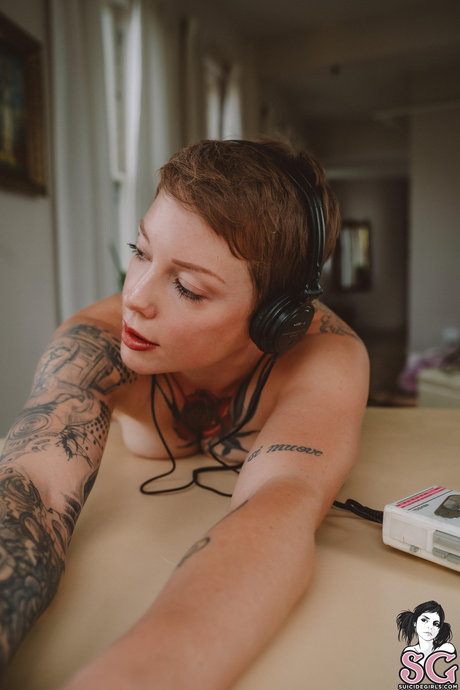 Aadie Lee hot pornstar photos