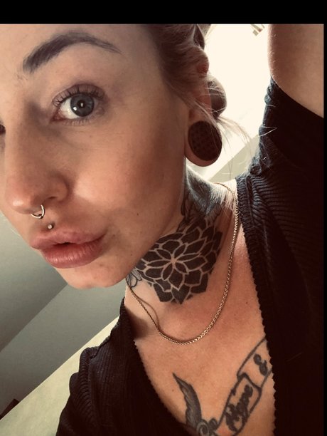 Sophie Fox pretty star pictures