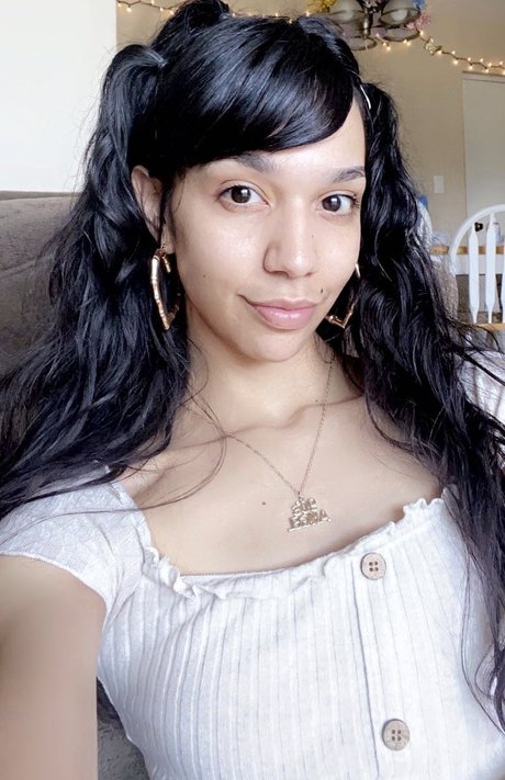 Queen Bee Zelle sex model pic