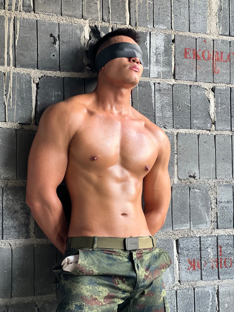 T guy nude star picture