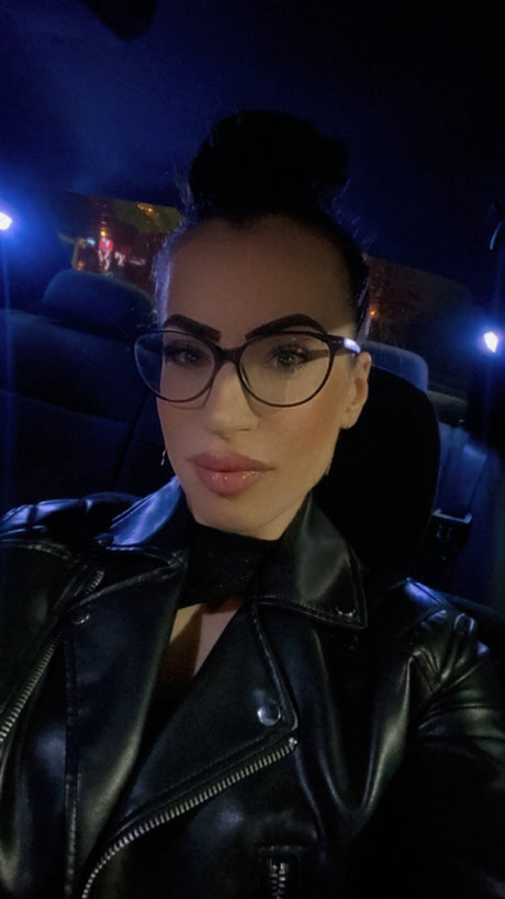 Bruneta Sexy porn actress pics