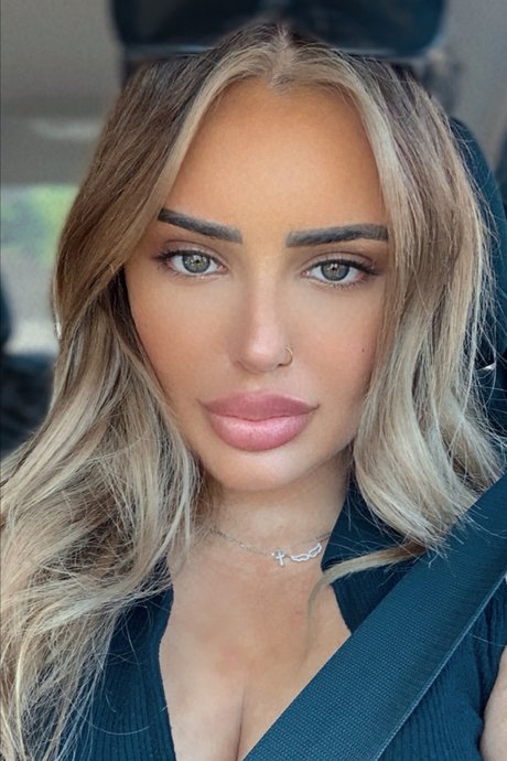 Meeky Queen erotic actress pic