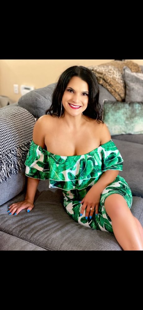 Mio Moore model hot picture