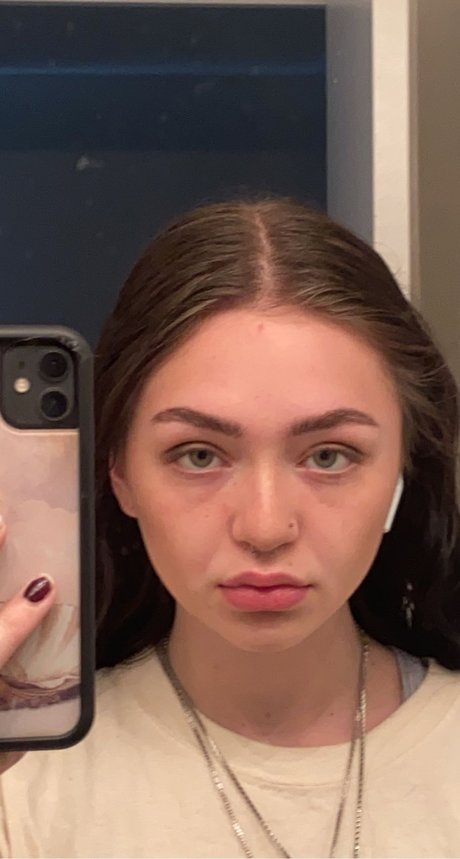 genesis model pornographic photos