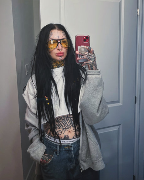 Piixiequeen model naked galleries