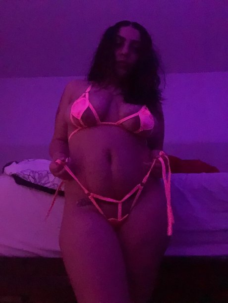 PocaHunnas model pornographic photos