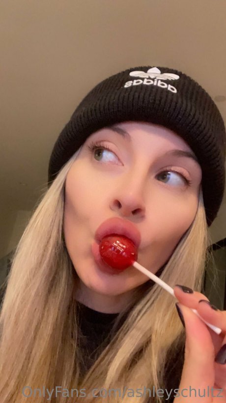 Ashley Schultz art model image