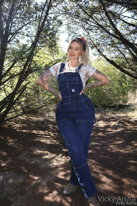 Vicky aisha exclusive model pictures