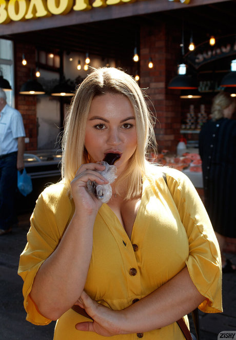 Holly Garner naked model photos