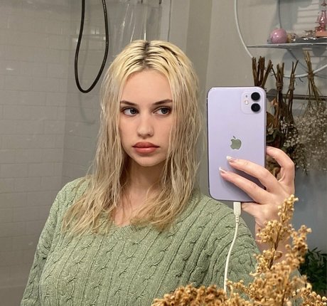 Swordgirlfriend model nude pics