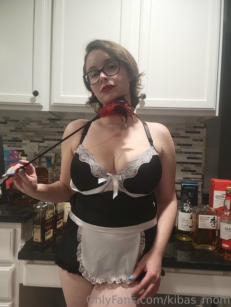 Kibas Mom model sexy photos