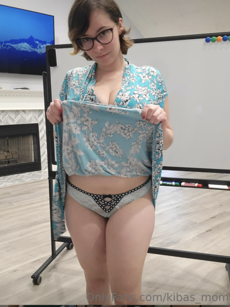 Kibas Mom pornstar sexy pic