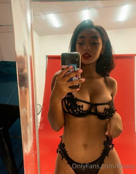 llleasy pornstar erotic image