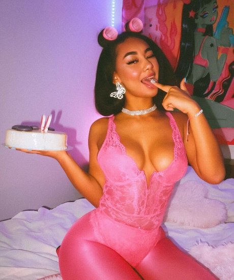 llleasy hot star pic