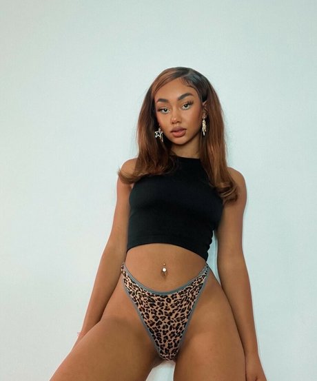 llleasy pornstar beautiful pic