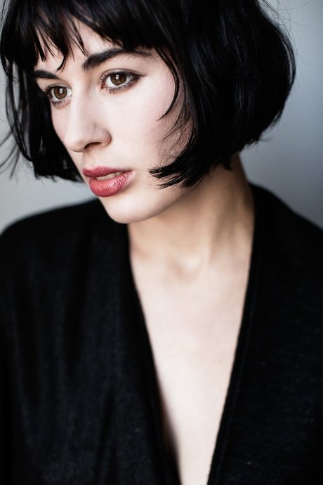 Olive Glass naked model img