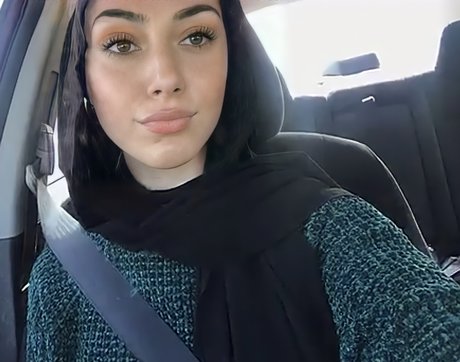 bxbbymaya beautiful model image