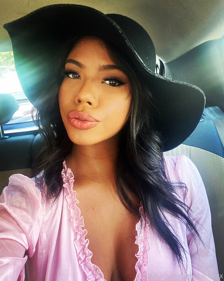 Nia Nacci model nude pic