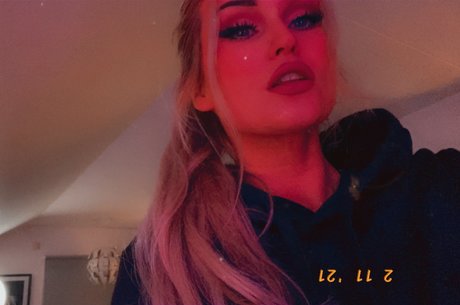 Scream Queen star naked gallery