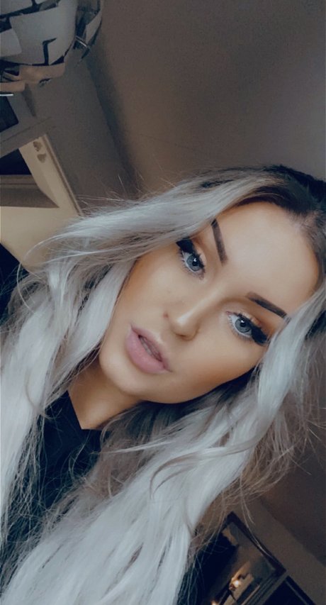 Scream Queen star nice pics