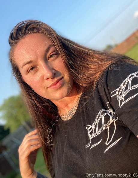 Whooty2166 model top pictures