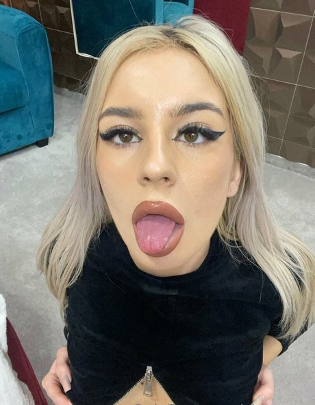 tessamavens pretty pornstar image