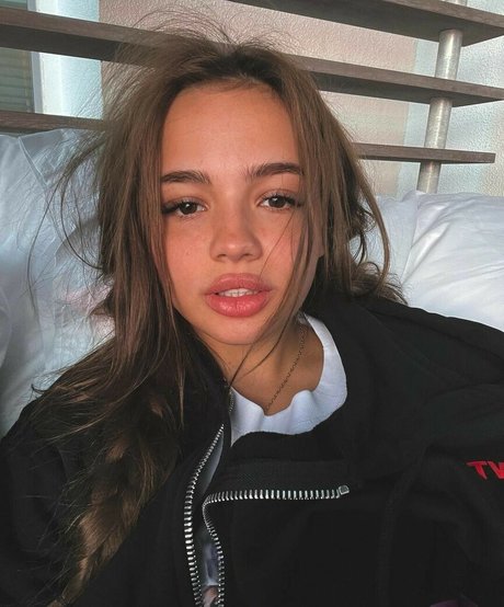 Valya Karnaval naked pornstar picture