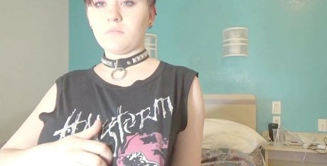 Curvy Elvish Girl sexy actress image