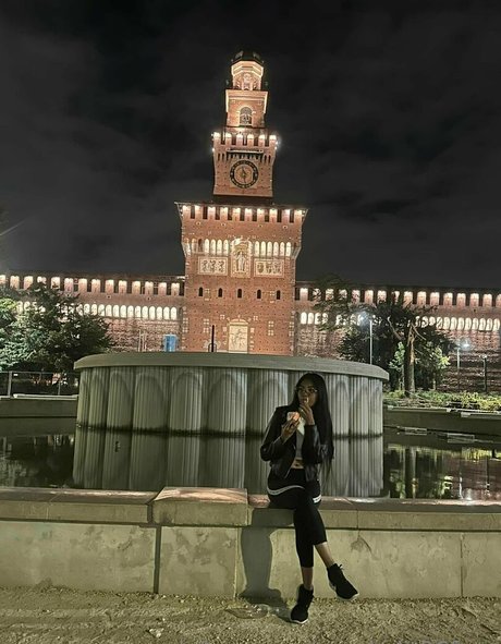 Mae Kulit xxx pornstar gallery