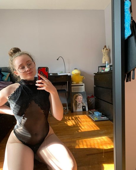 Alyssa Cleversey porn model picture