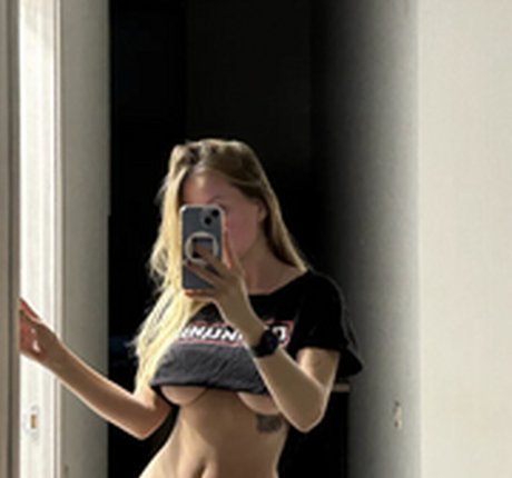 Dog Queen erotic star img