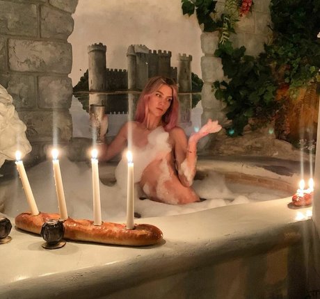 Lola Abbey pornstar beautiful photos