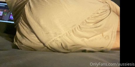 aussiesis naked pornstar img