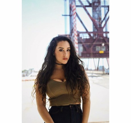 Olivia Hailey hot model photos