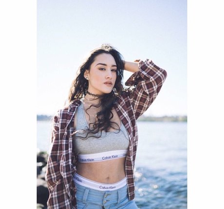 Olivia Hailey pretty actress photos