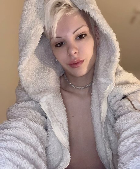 Blonditwink star nude photo