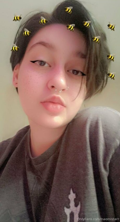 naomistarr naked model image