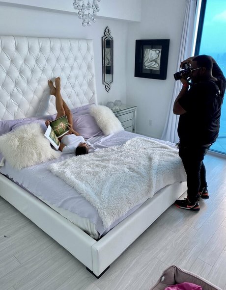 Lotus Bombb star naked galleries