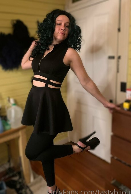 tastybijou model nude photo