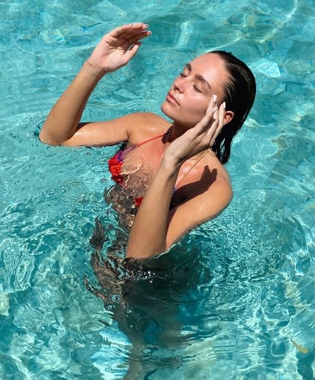 Leah Taylor model naked img