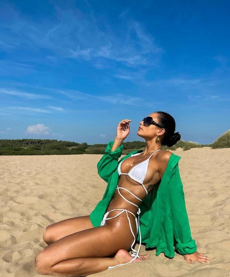 Leah Taylor nudes model pics