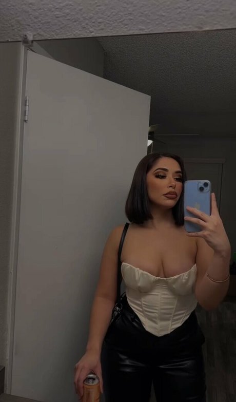 emelyelenaa nude model galleries