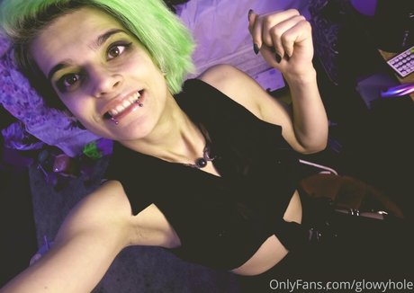 glowyhole model adult pics