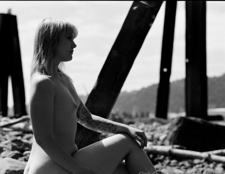 aziebugxfree model adult photo