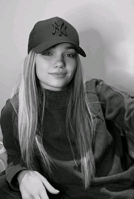 Sassyt33n porn model picture