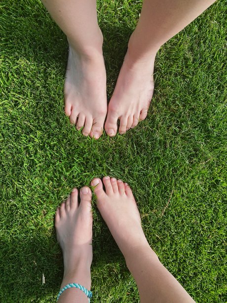 2Girls4Feet erotic actress pics