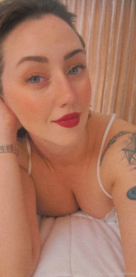 Topless talks with Mel art model pic